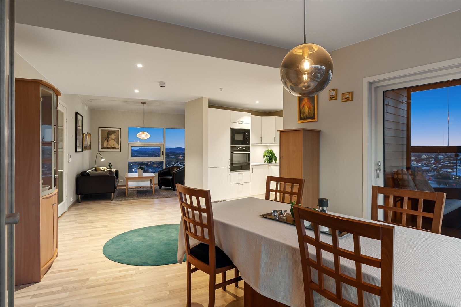 Stuen er romslig og det er plass til flere sittegrupper i tillegg til spisebord. Galleribilde