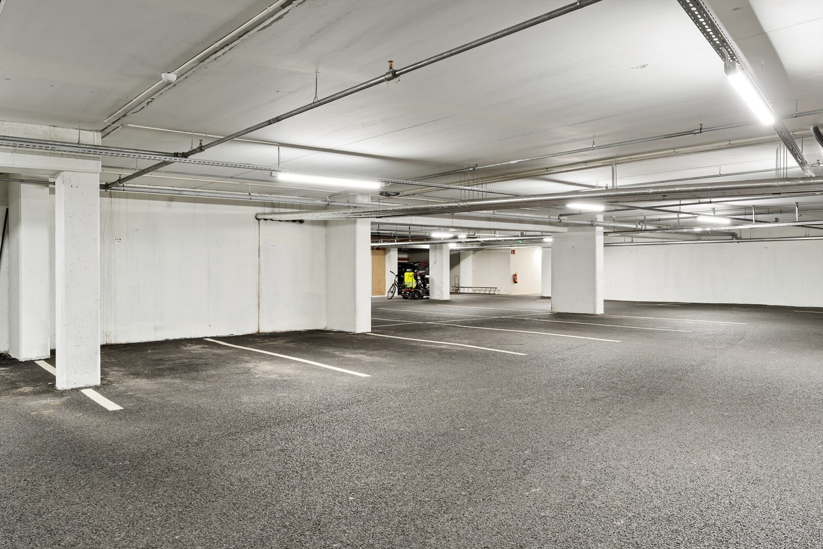 Leiligheten har hele to parkeringsplasser i lukket parkeringsanlegg, samt en sportsbod på 8 kvm. Galleribilde