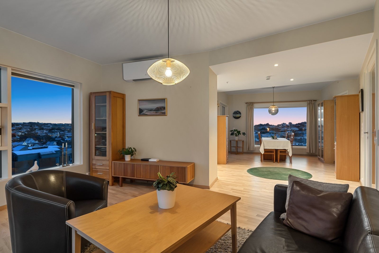 Leiligheten har kjekk planløsning hvor det er åpen løsning mellom stue og kjøkken, men kjøkkenet ligger perfekt skjermet fra stuedelen. Galleribilde