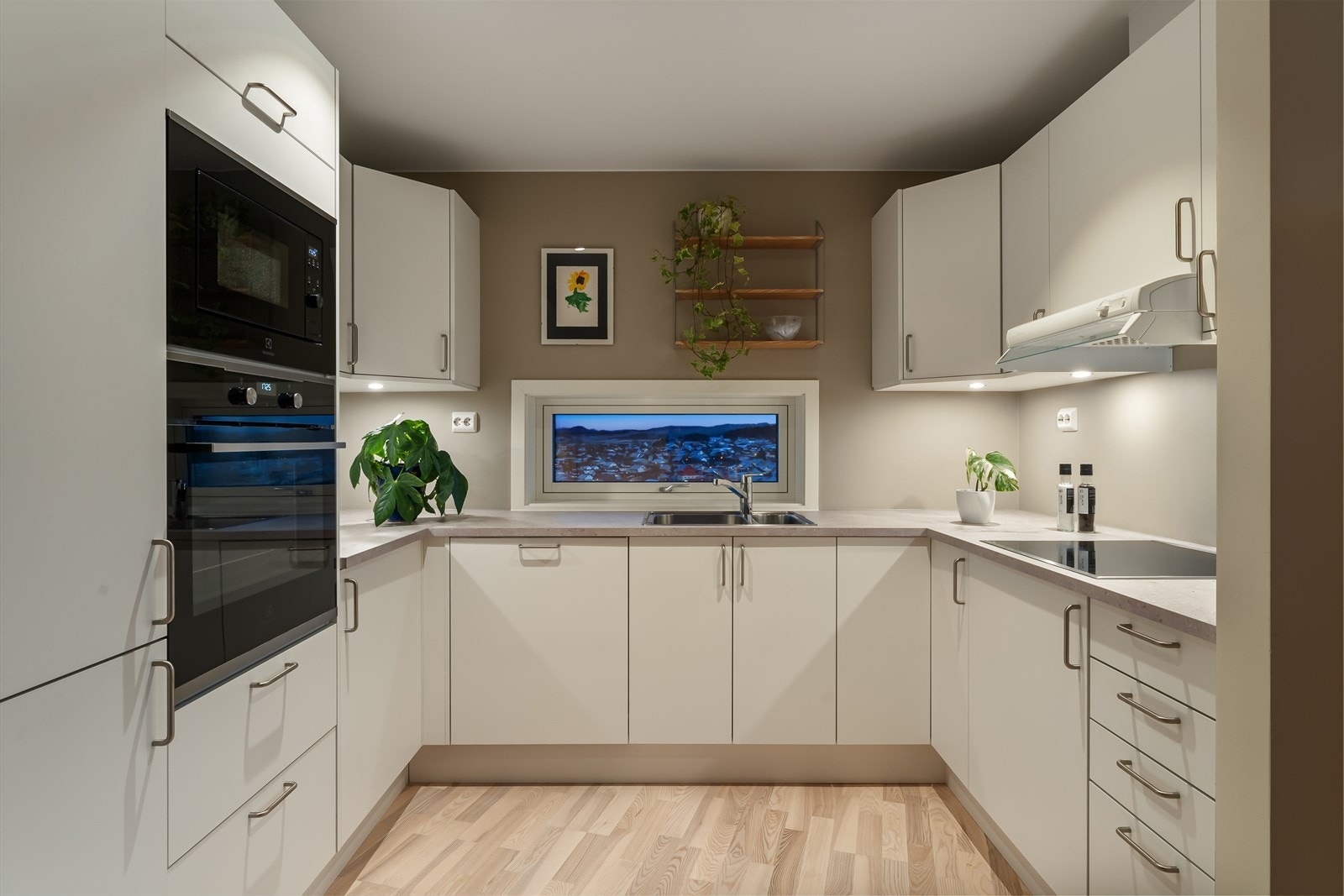 Stilrent og pent kjøkken med integrerte hvitevarer som medfølger i handelen. Galleribilde