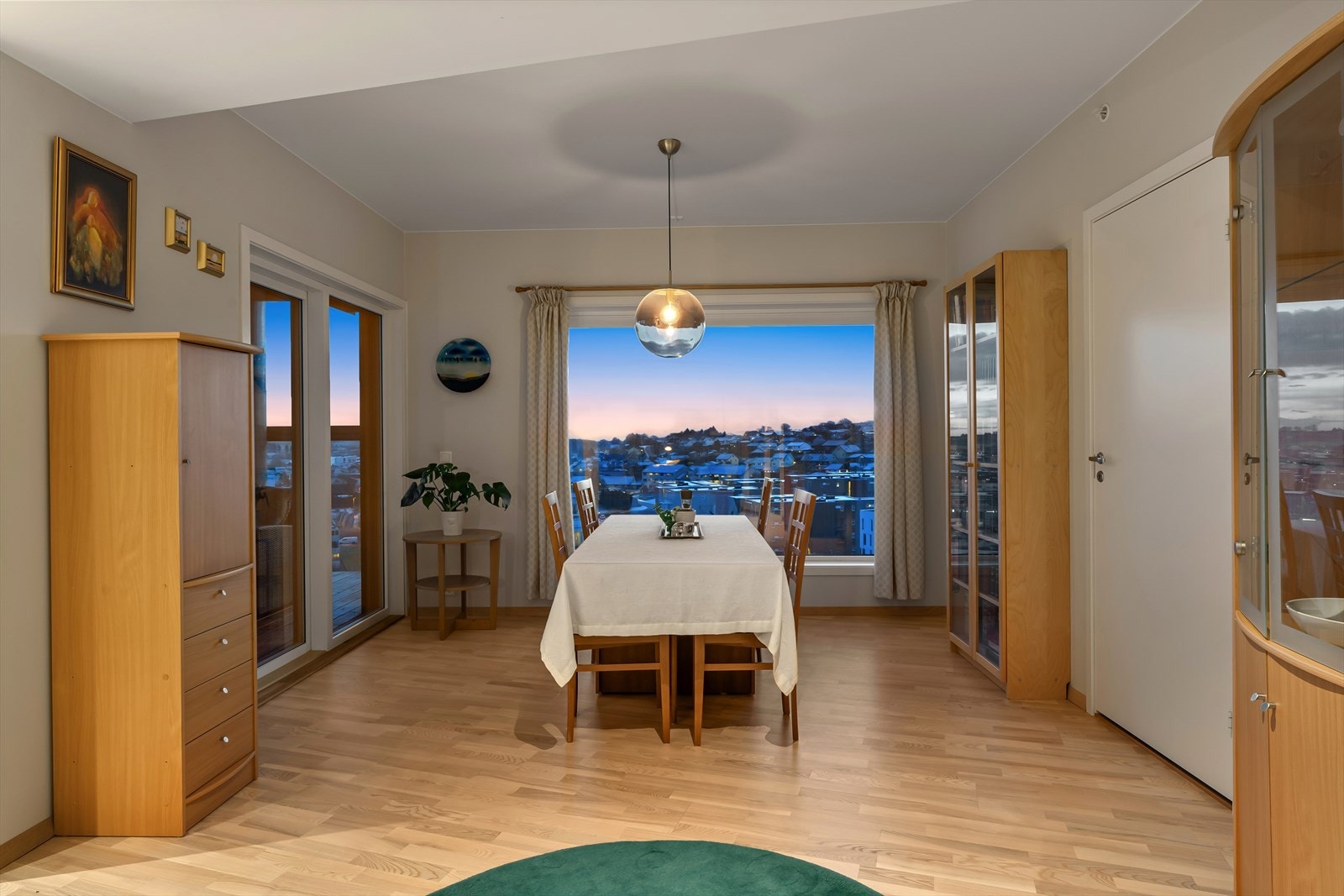 Rikelig med plass til langbord og storfamilien på middagsbesøk. Galleribilde