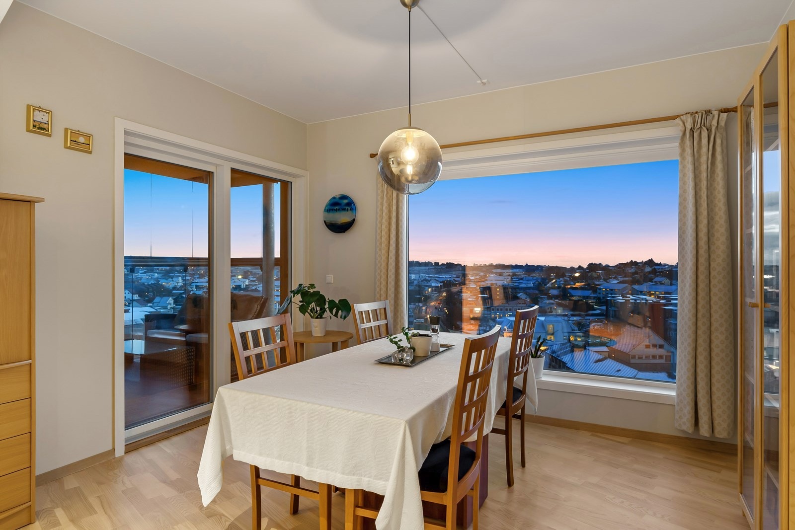 Merk deg utsikten som er gjennomgående i de store vindusflatene. Galleribilde