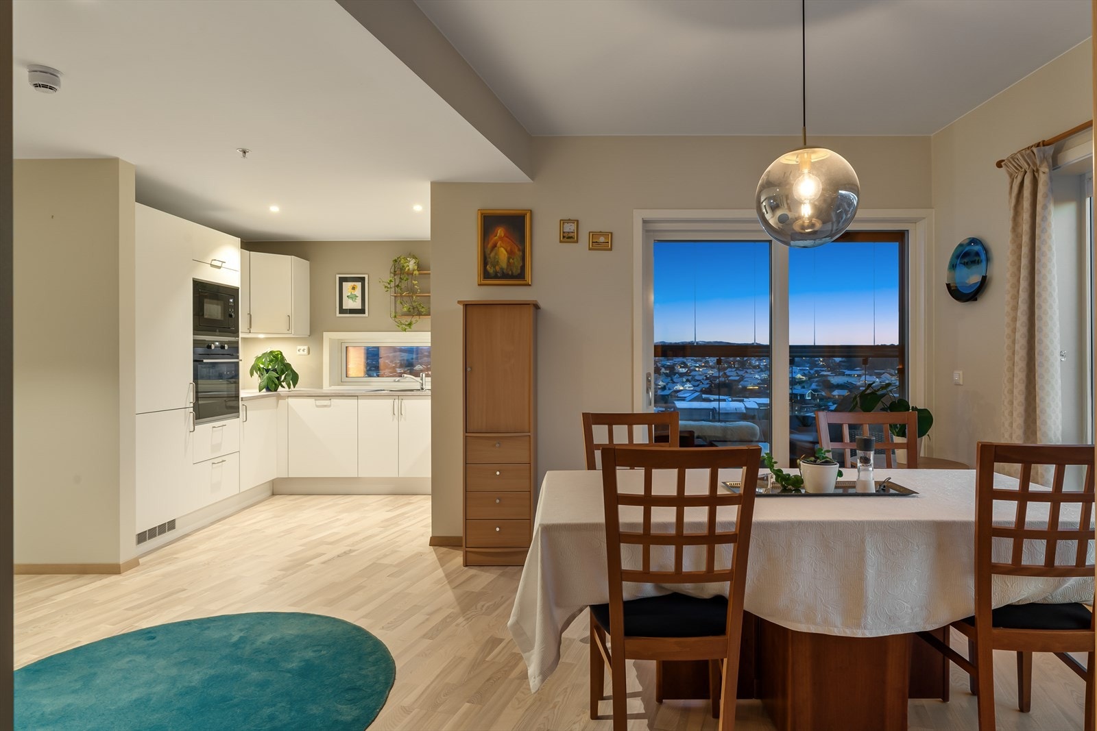 Parkett på gulv, listefritt og spotter i tak. Galleribilde