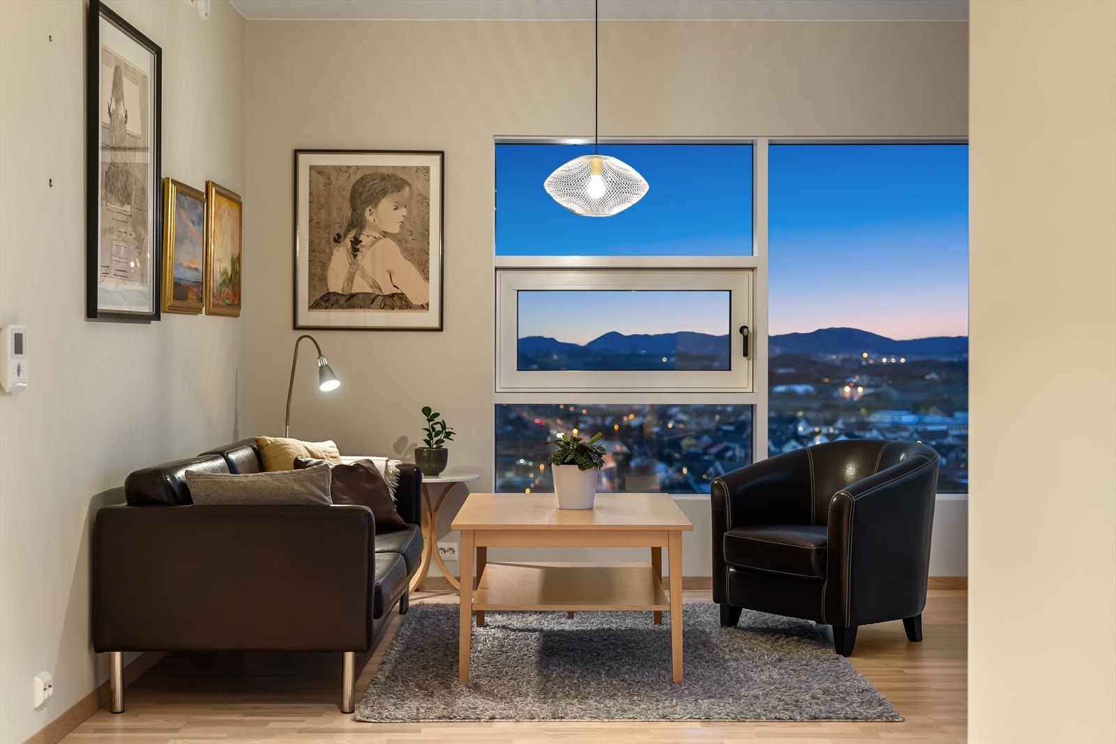 Grunnet sin fine plassering i høyden, er det panoramautsikt fra alle vinduer. Galleribilde