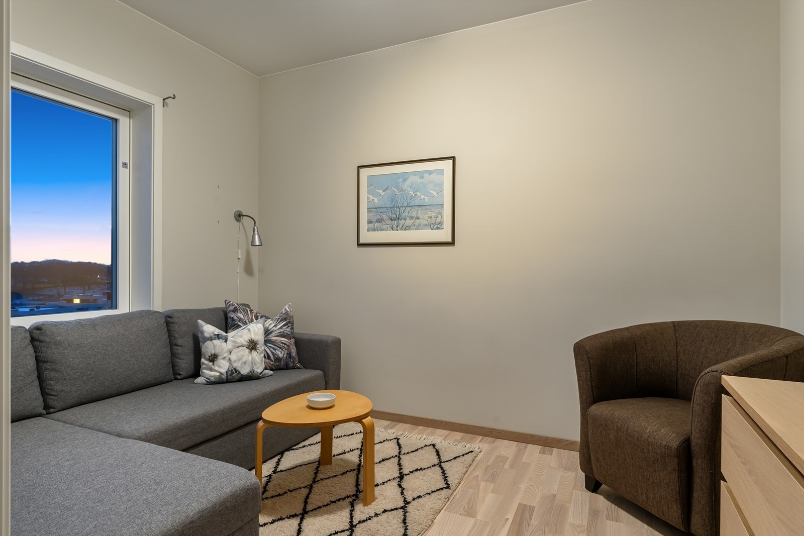 Det ene soverommet ligger i tilknytning til stuen og er i dag innredet som en ekstra stue/gjesterom. Galleribilde