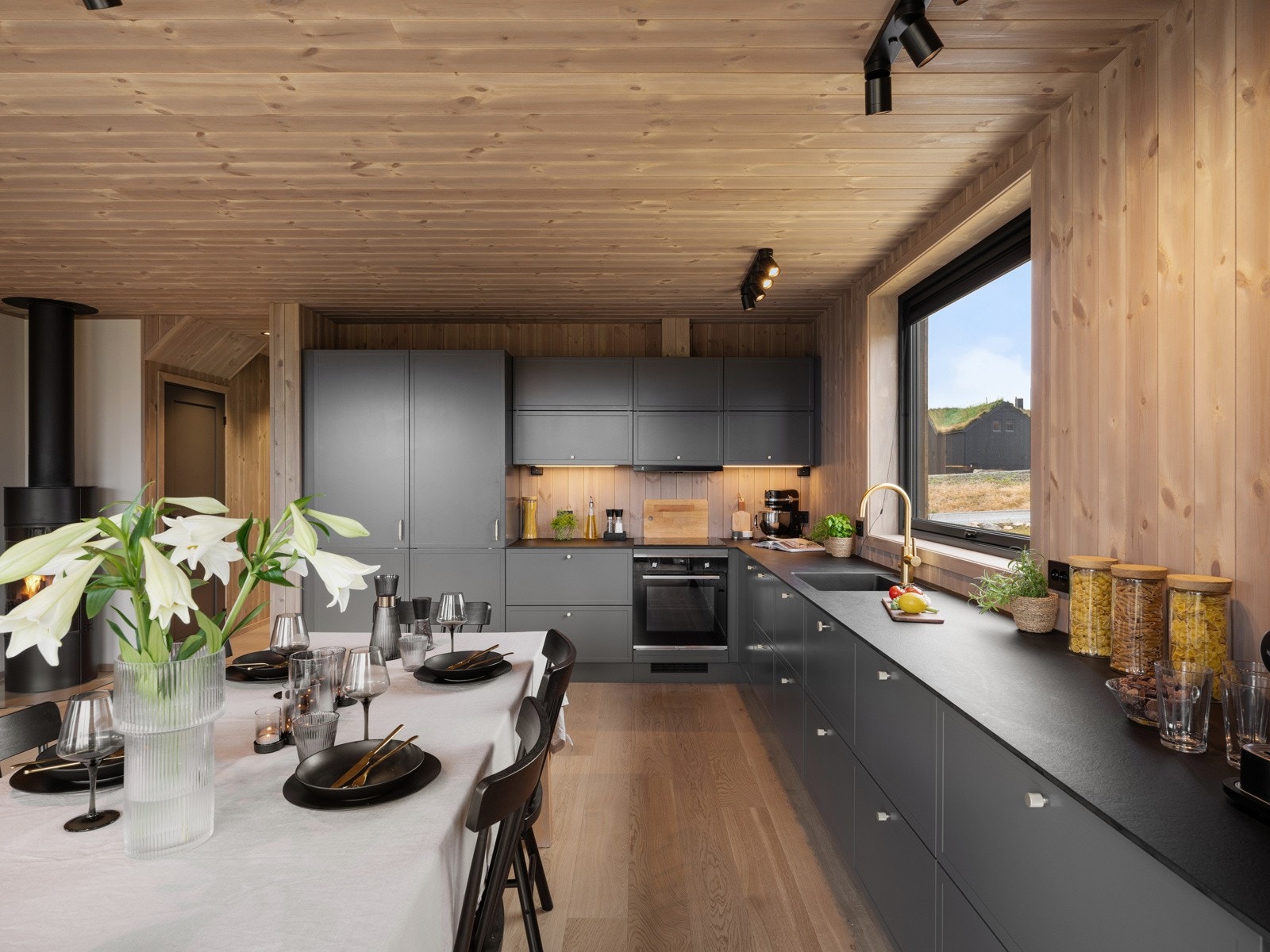 God plass til stort spisebord Galleribilde