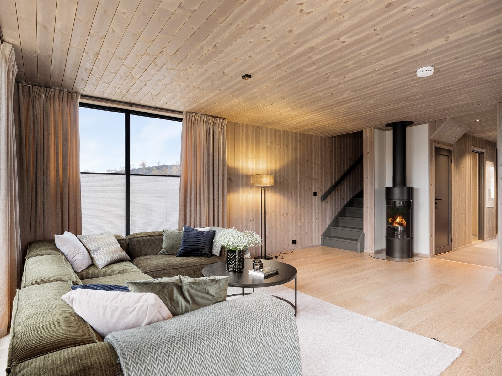 I stuen er det en lun og fin vedovn Galleribilde