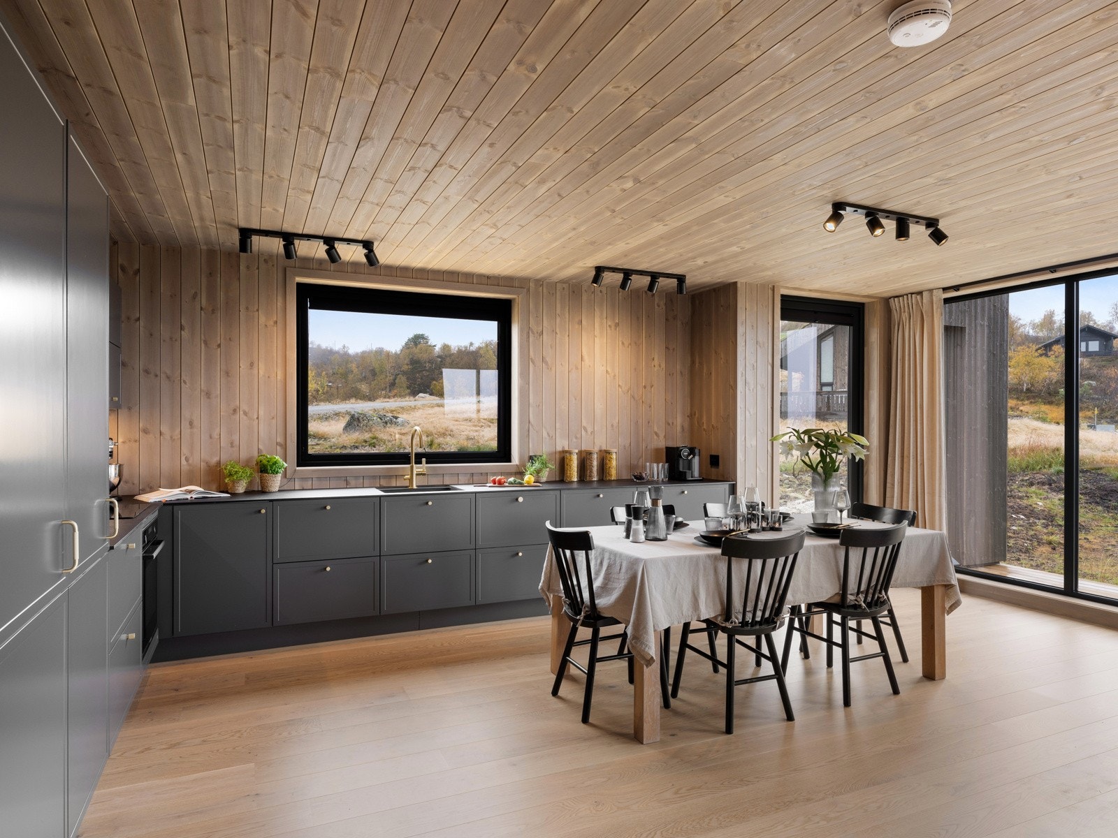 Åpen stue/kjøkken med utgang til terrasse Galleribilde