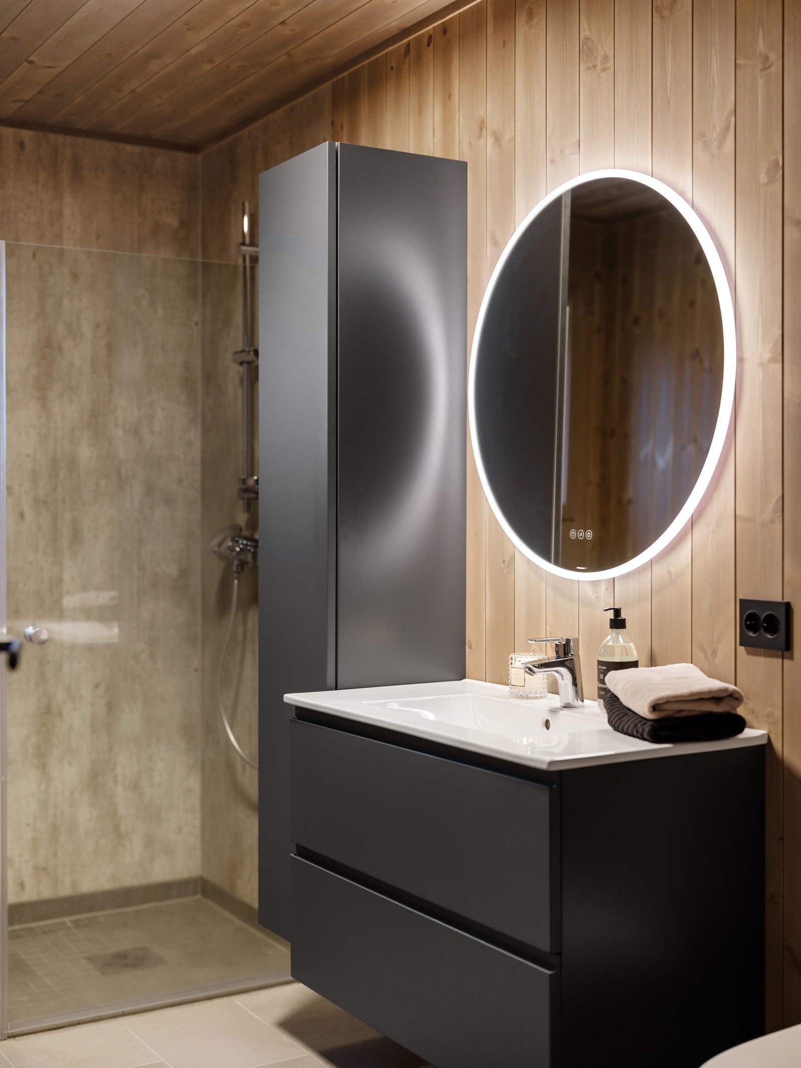 Moderne innredning og tidløse overflater Galleribilde