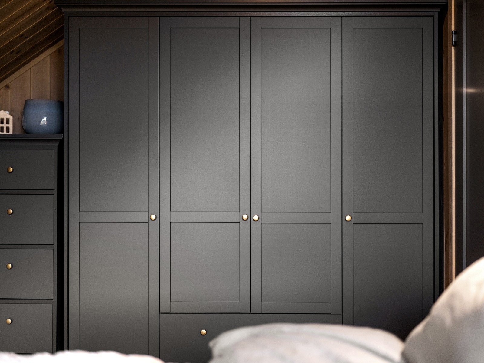 Stor garderobe og kommode som medfølger Galleribilde