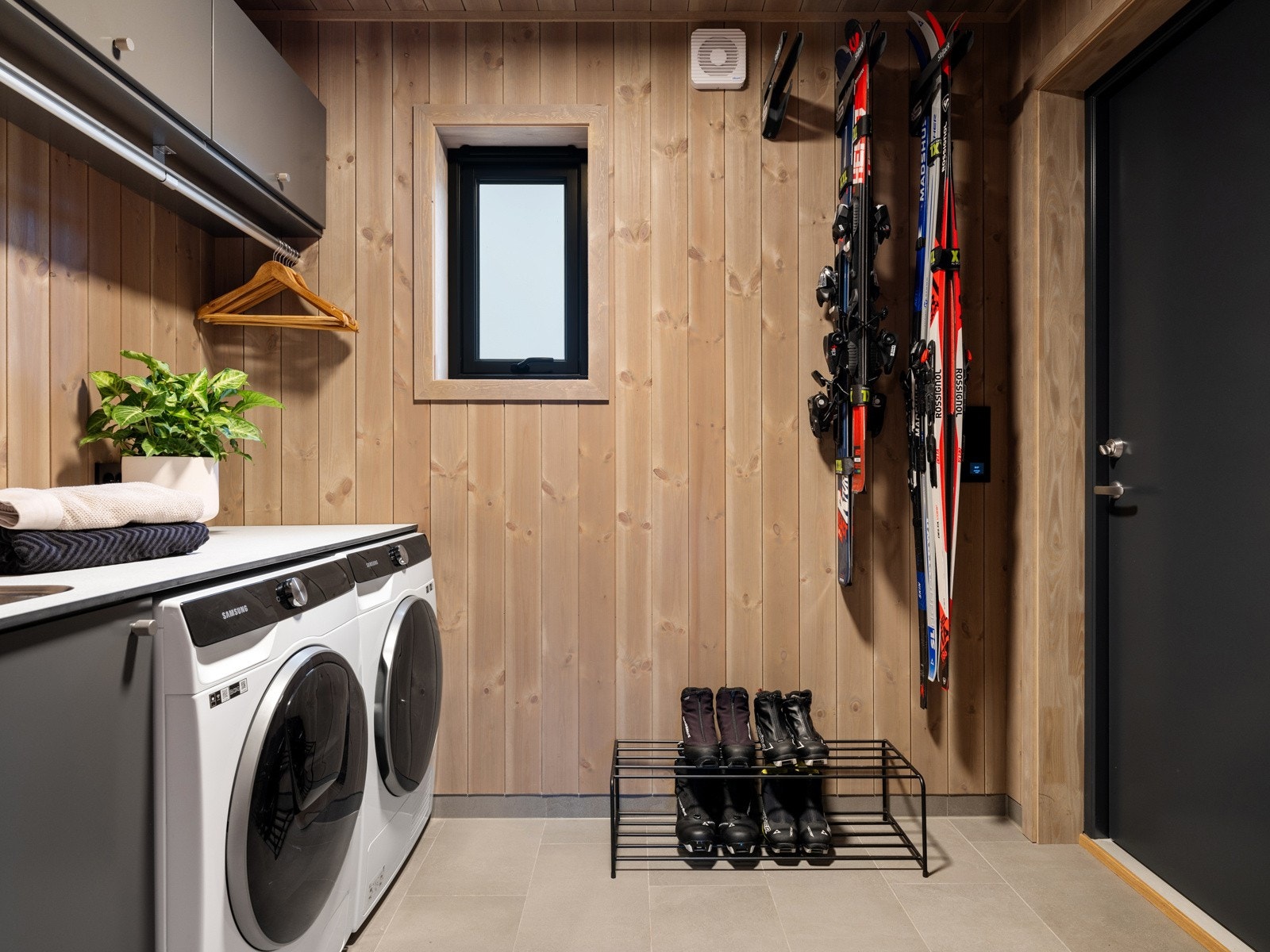 Vaskerom/bi-inngang med innredning og skistall Galleribilde