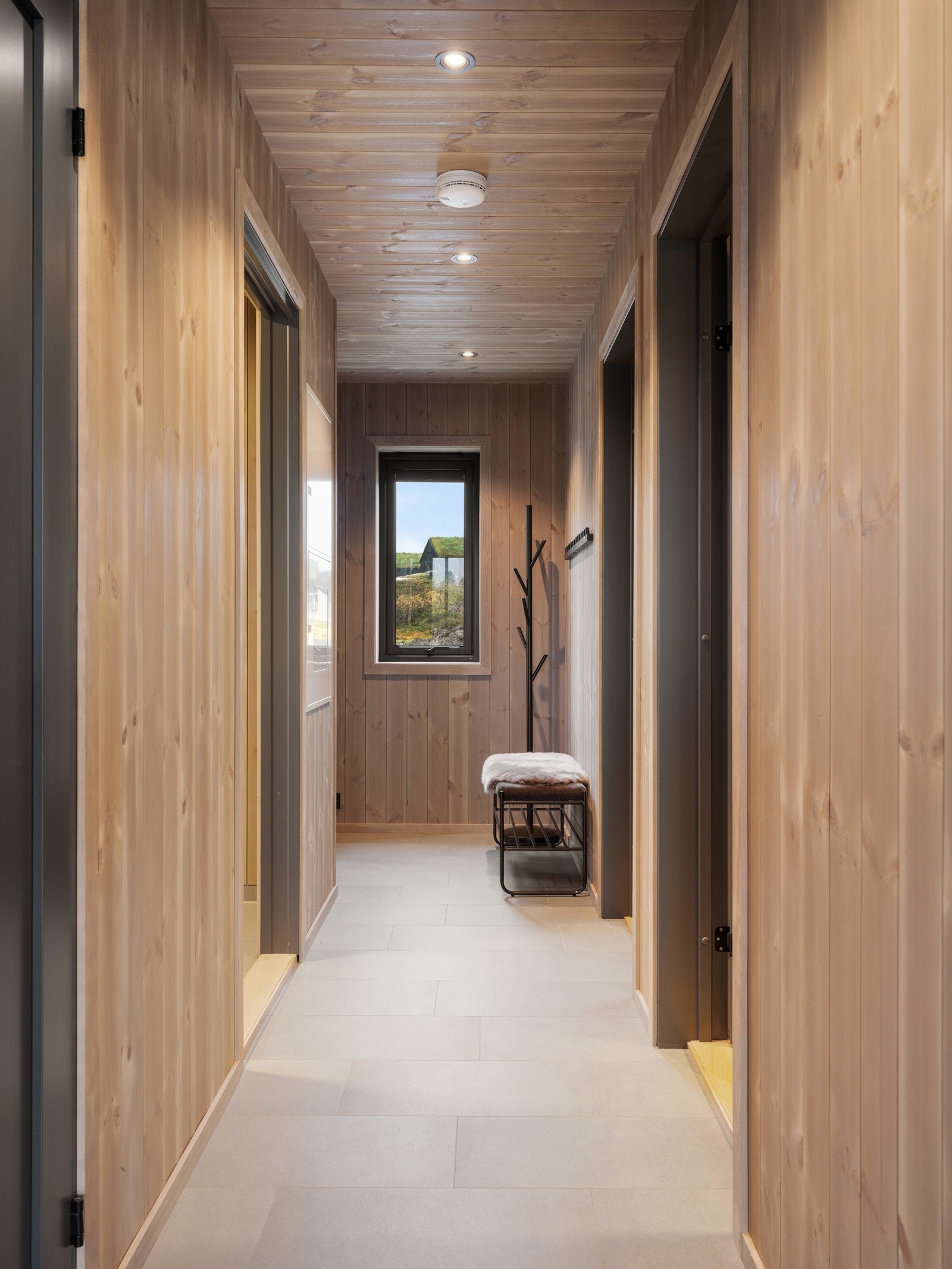 Gang i 1. etasje med flotte fliser Galleribilde