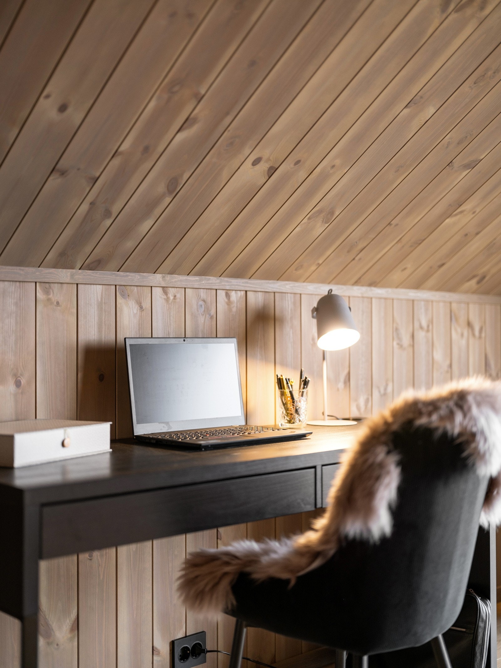 I 2. etasje er det plass til både tv-stue, kontorhjørne og gjester Galleribilde