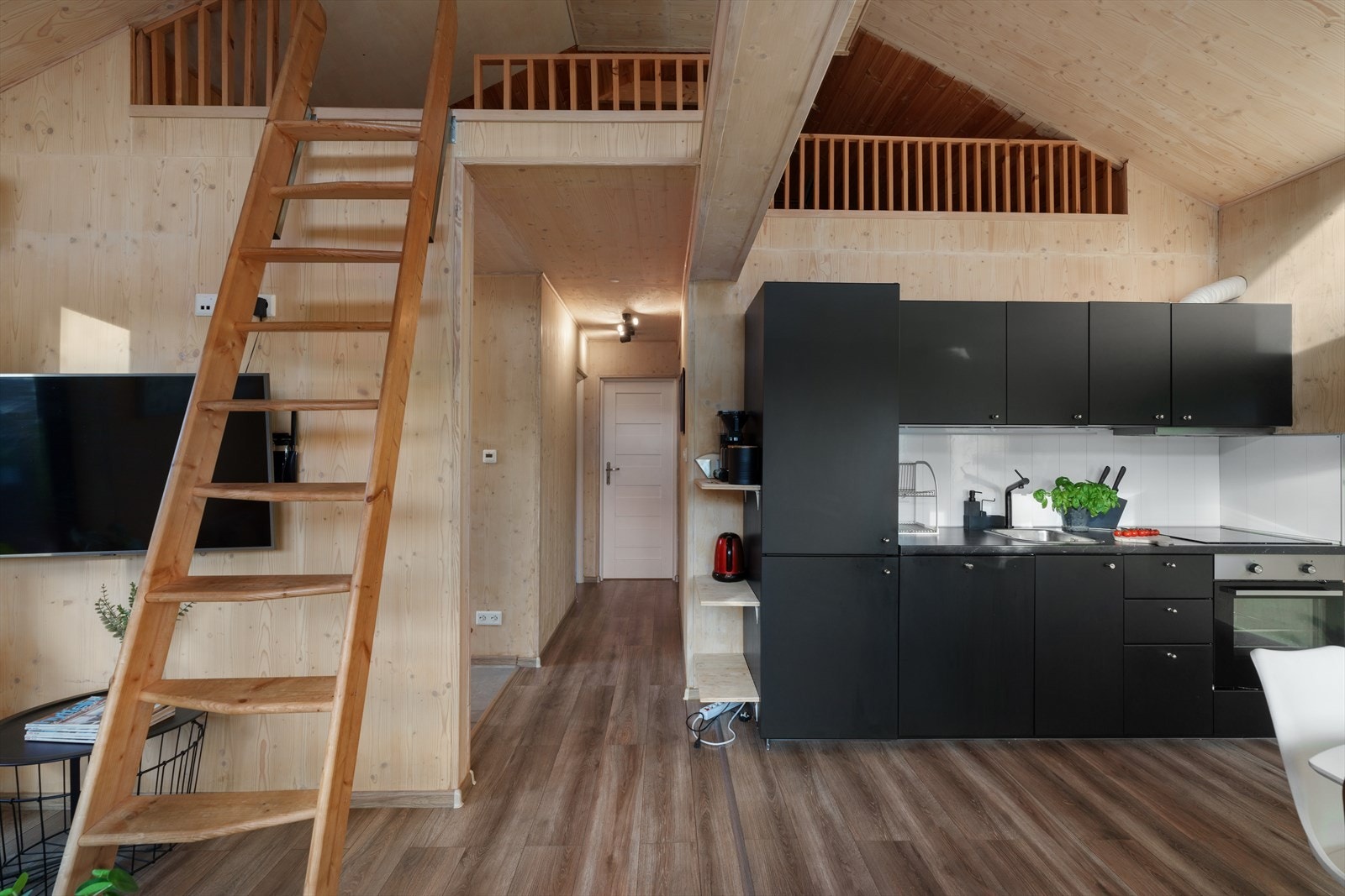 Mørk kjøkkeninnredning fra byggeår med glatte fronter. Benkeplate i laminat. Galleribilde