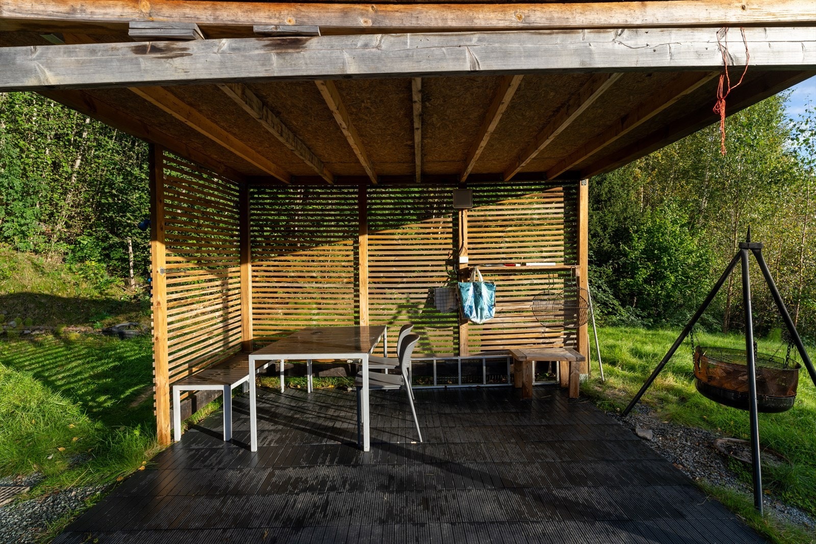 Hyggelig pergola hvor en kan nyte sene kvelder rundt en bålpanne. Galleribilde