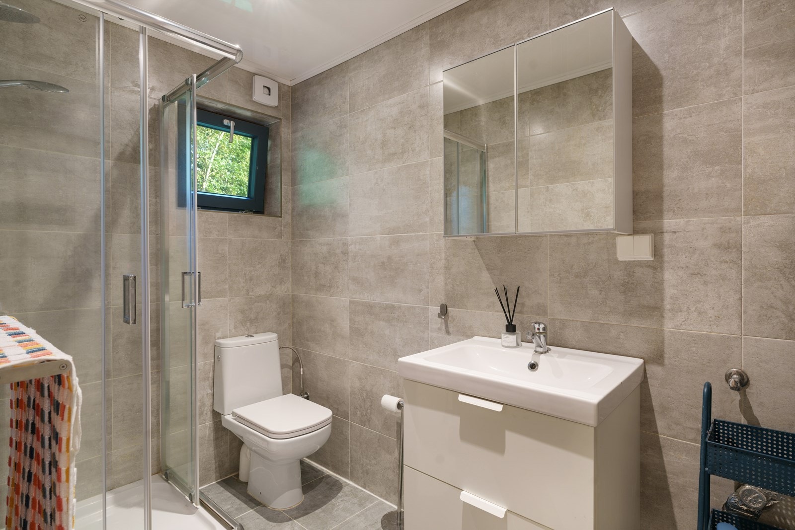 Flislagt bad med varmekabler i gulvet. Galleribilde