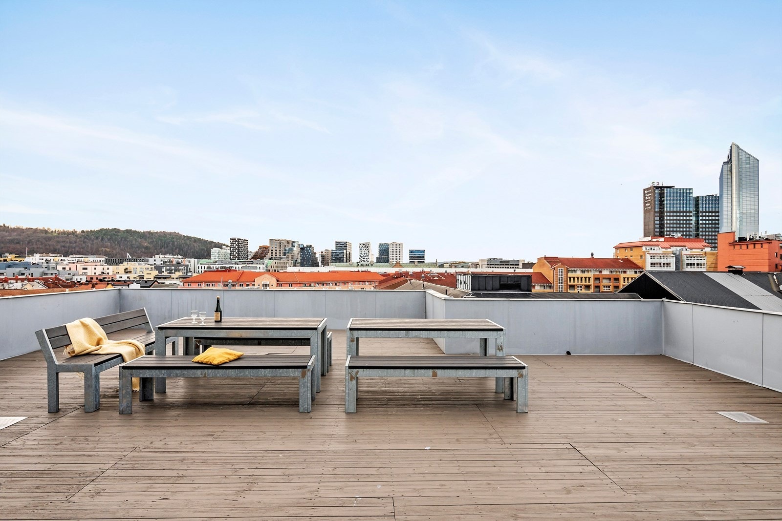 Heis opp til felles takterrasse med sittegrupper og slott utsikt utover byen - Her i retning bl.a. Barcode, Sørenga og Ekeberg Galleribilde