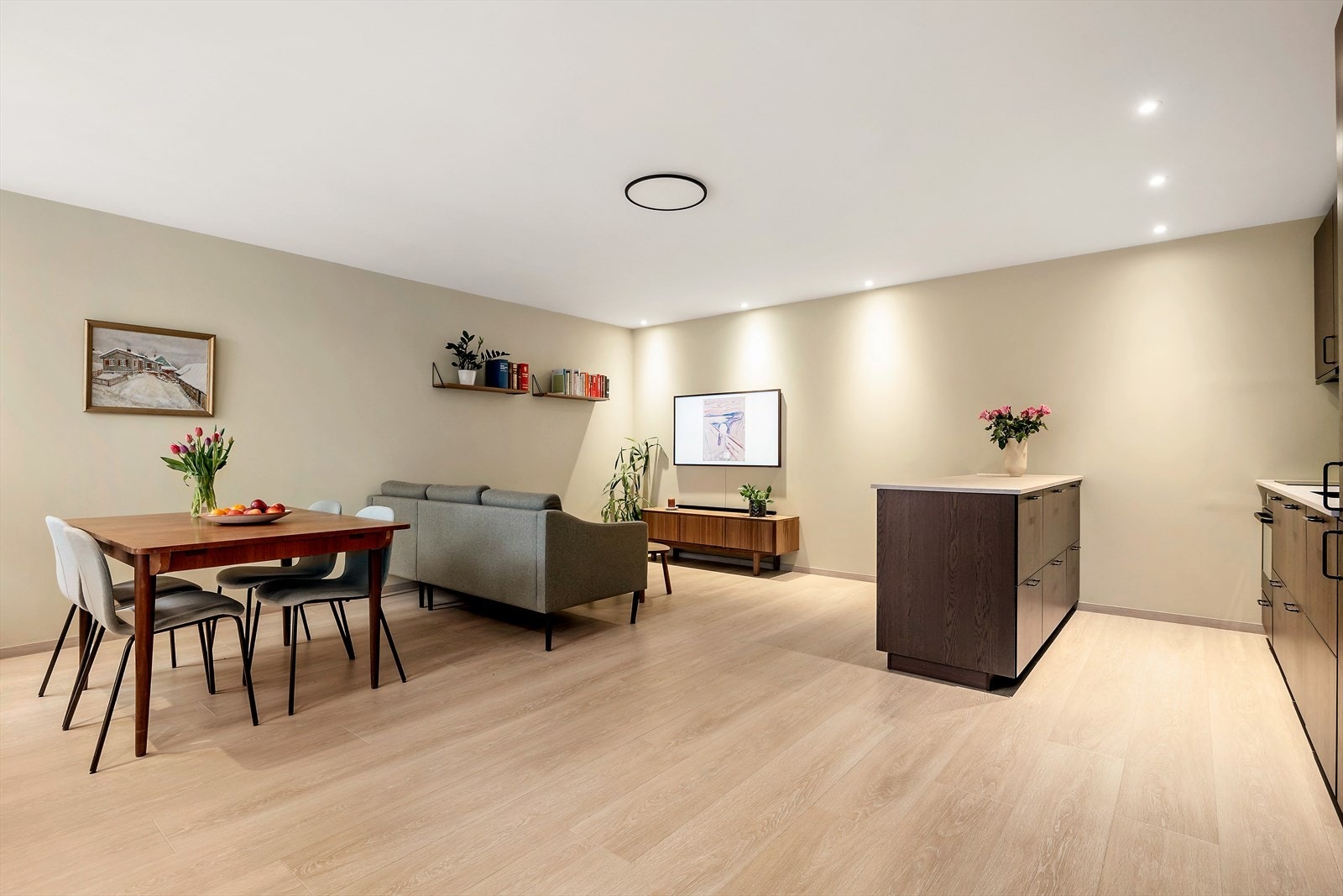 Boligen har fått et omfattende løft den siste tiden med nytt kjøkken, gulv, gulvlister og malte overflater i 2023. Nytt bad i 2020 Galleribilde