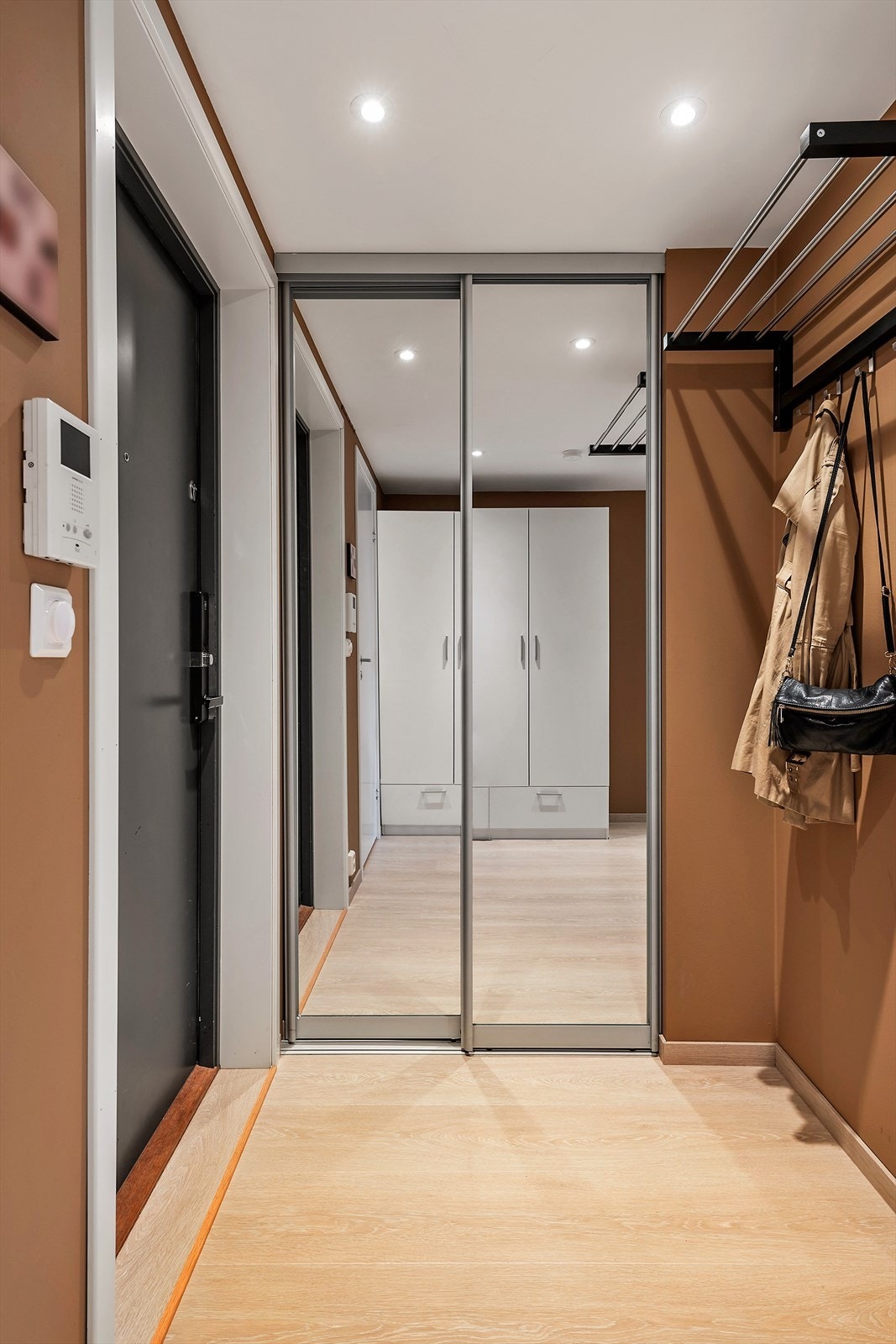 Porttelefon med skjerm. Heidadkomst opp til etasjen, til bodareal i kjeller og opp til takterrasse Galleribilde