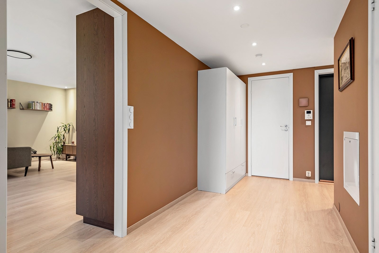 Det er dimbare downlights i boligen. Godt med ekstra garderobeplass i entré i tillegg til innvendig bod Galleribilde