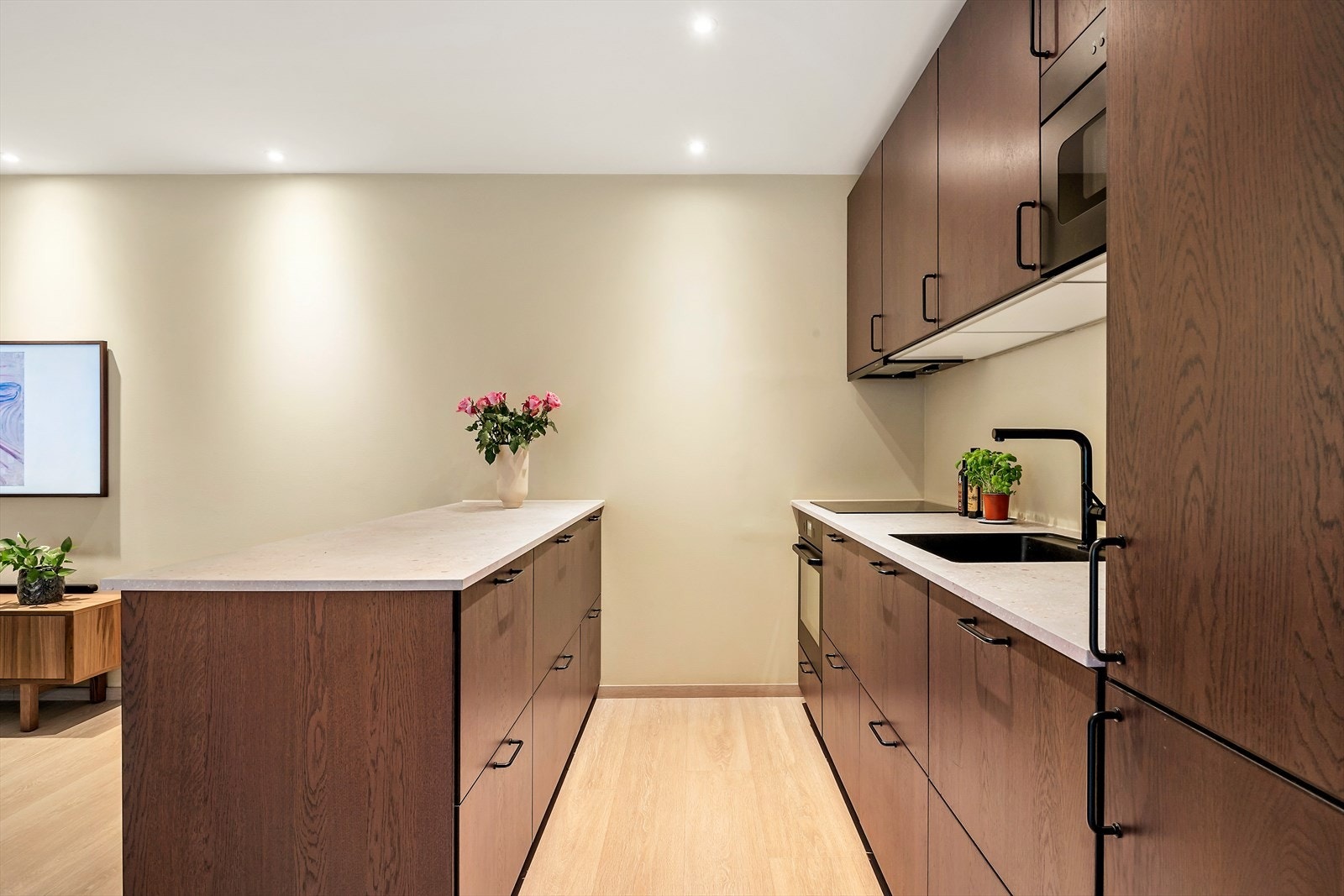 IKEA innredning med pene slette fronter, benkeplater i laminat fra HTH. Røroshetta ventilator. Galleribilde