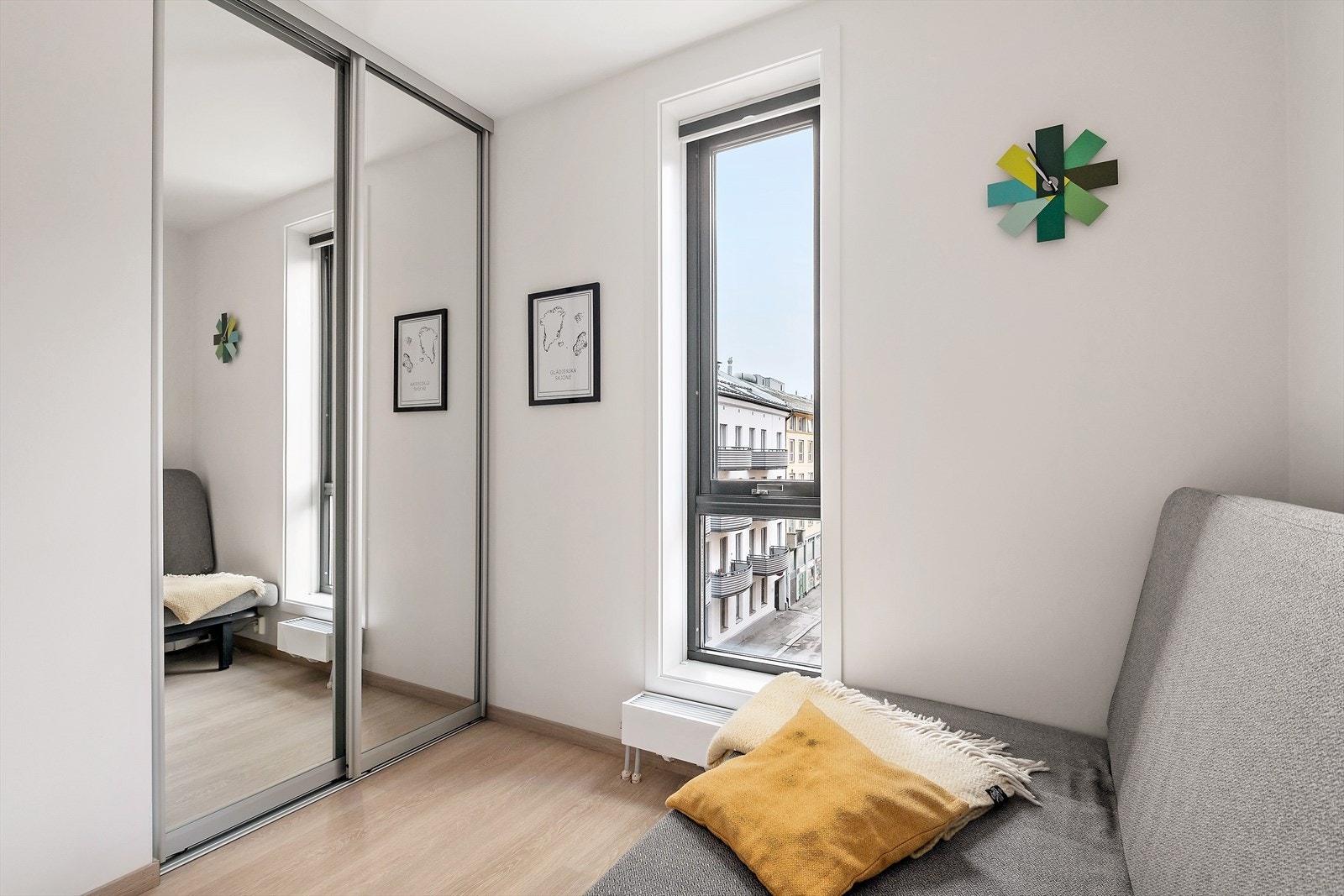 Soverom 2 med plass til seng. Skyvedørsgarderobe. Galleribilde