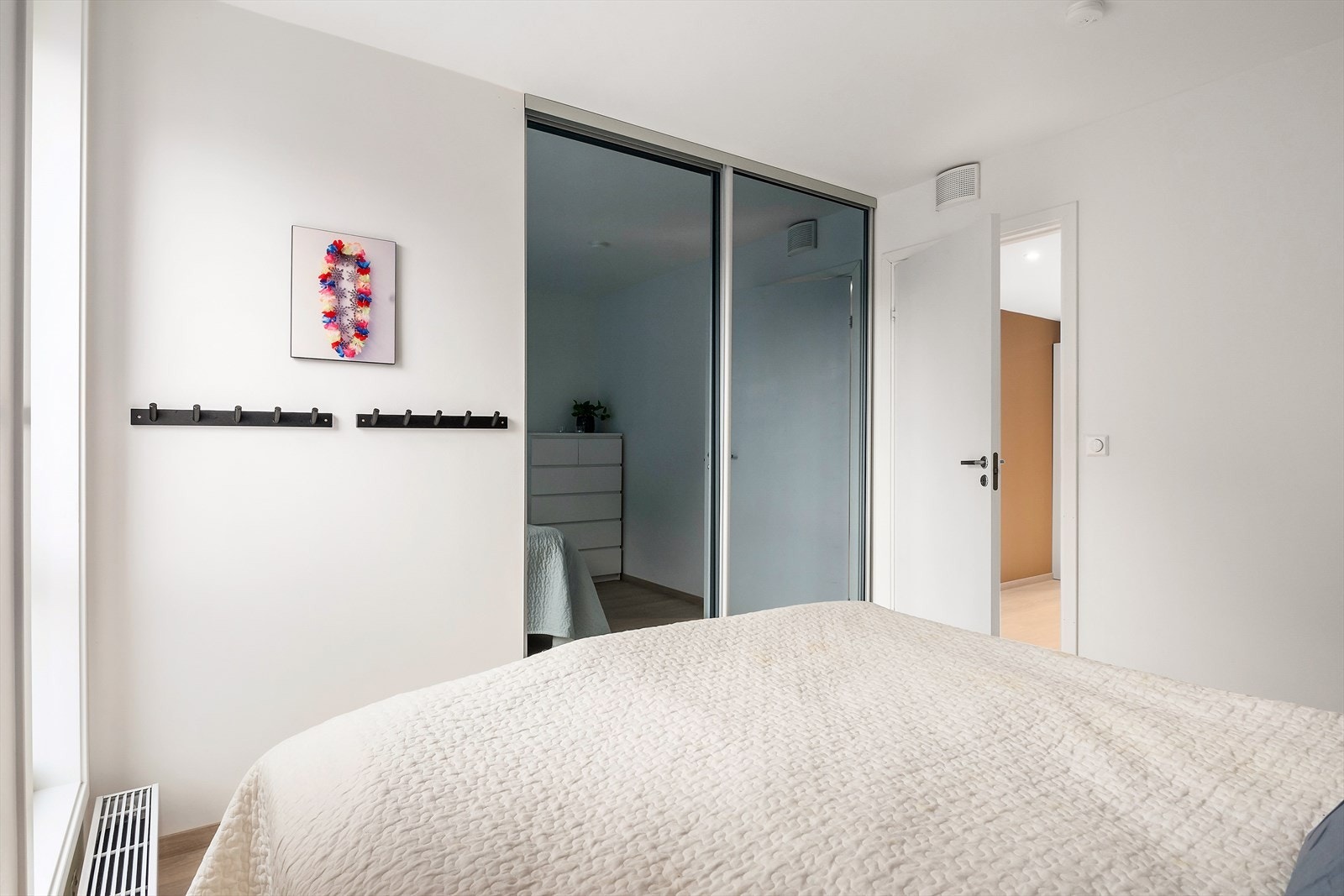 Godt med oppbevaring i skyvedørsgarderobe fra 2018 Galleribilde