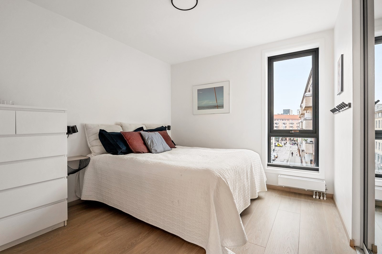 Hovedsoverom med god plass til stor dobbeltseng. Galleribilde