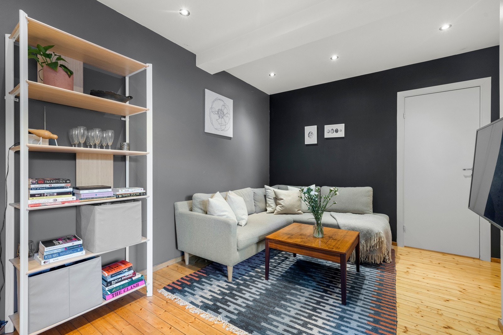 Koselig og romslig stue med downlights og originalt tregulv. Galleribilde