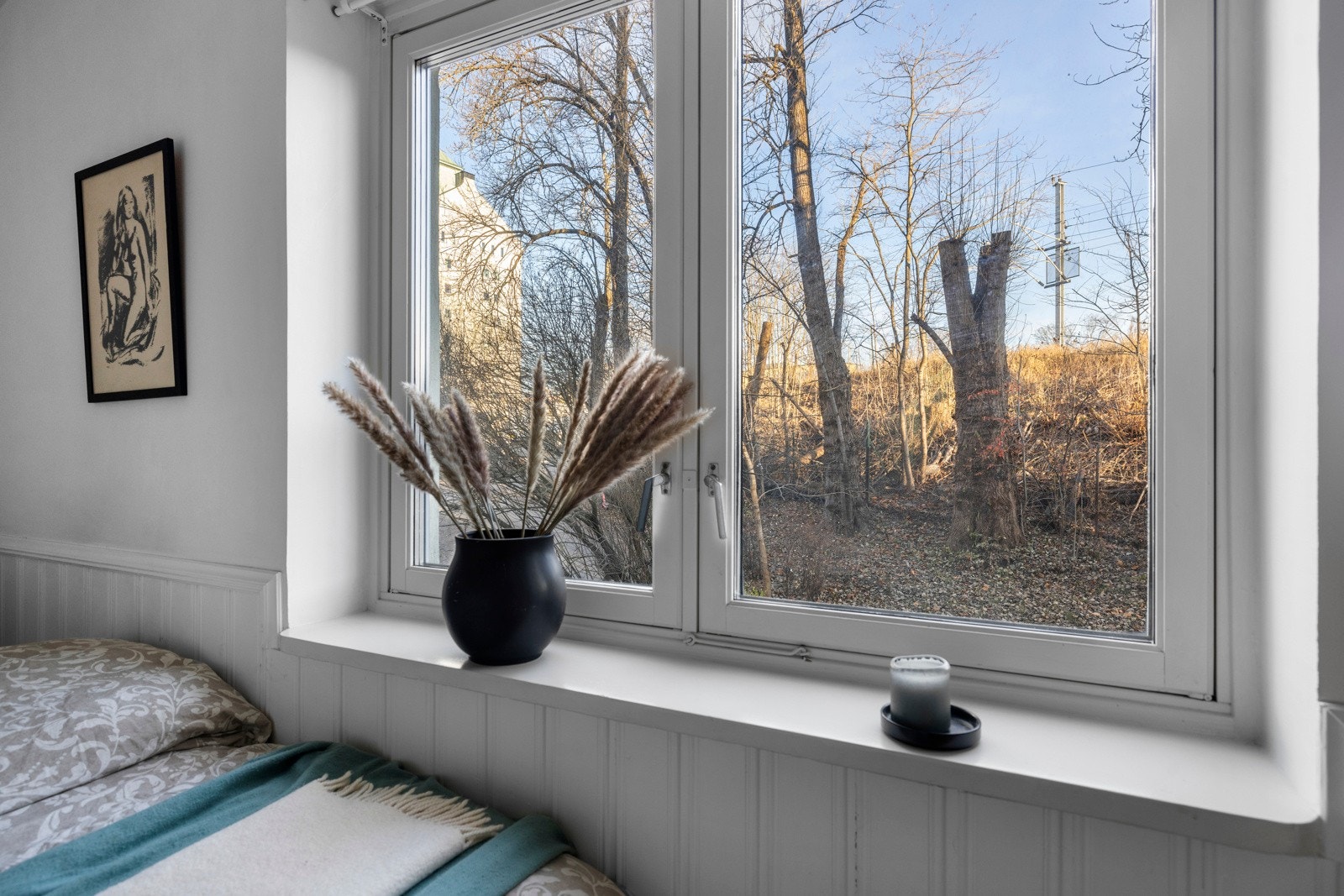 Store vindusflater med naturlig utsikt mot bakgården. Galleribilde