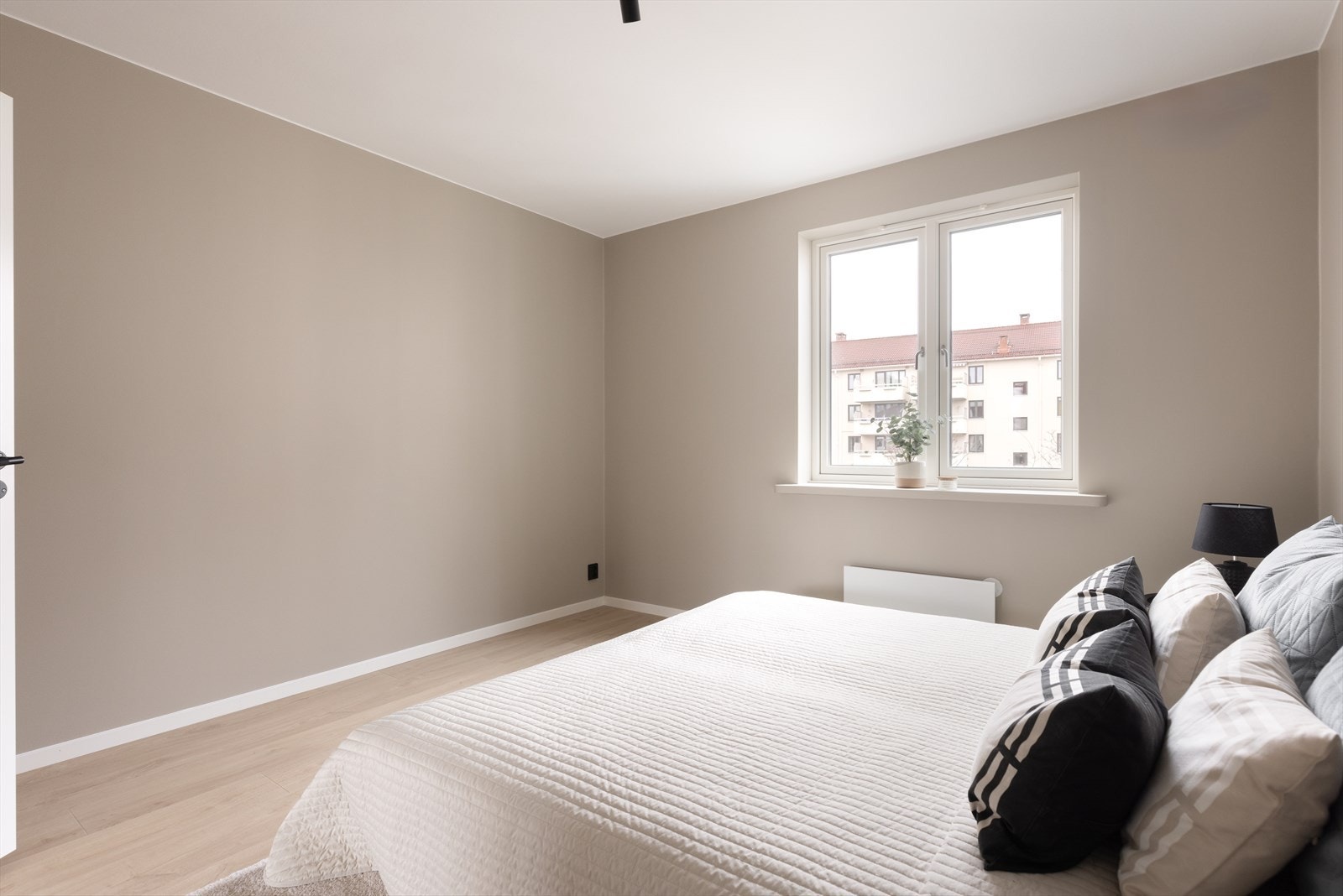 - Godt med plass til garderobeløsning på hovedsoverommet - Galleribilde