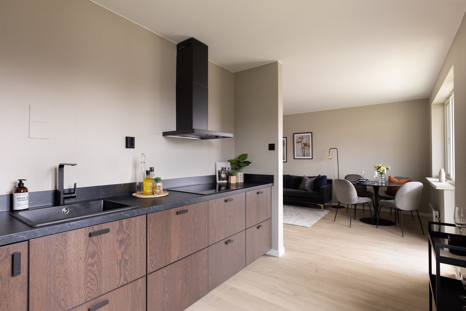 - Vegg mot stuen er forlenget for å gi bedre møbleringsmuligheter - Galleribilde