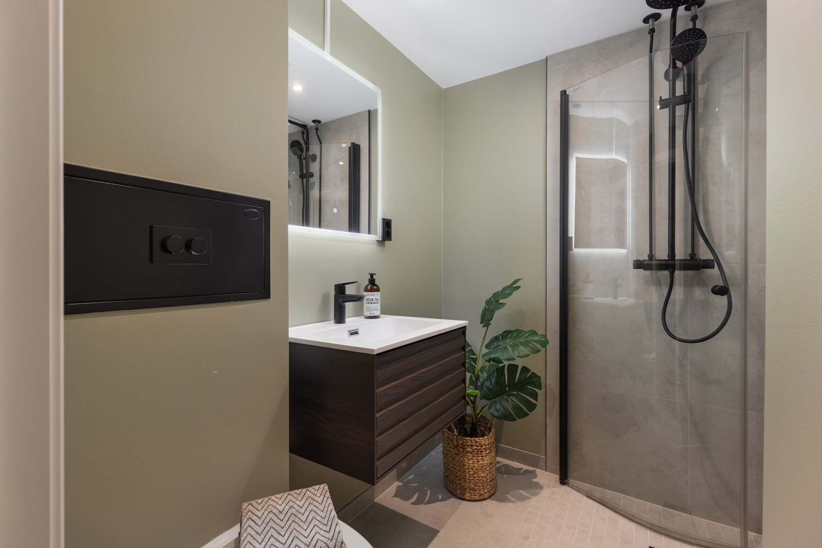 - Badet er delikat oppusset med opplegg til vaskemaskin og gulvvarme - Galleribilde