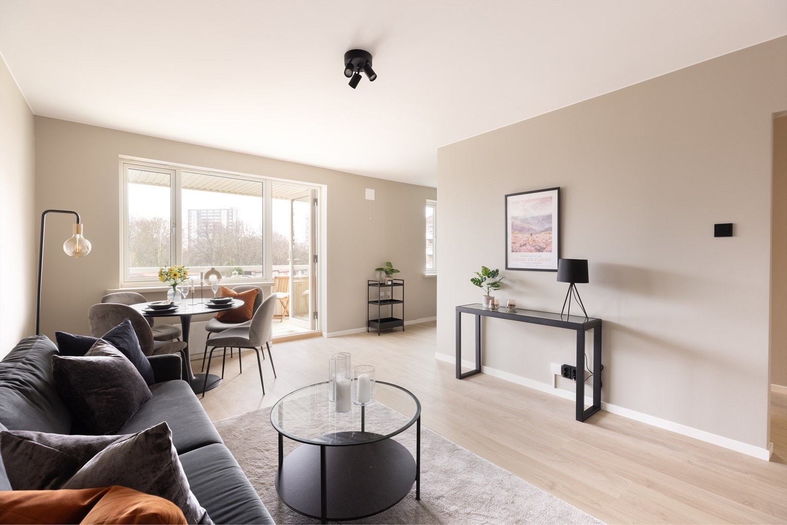 - Stue med utgang til solrik vestvendt balkong - Galleribilde