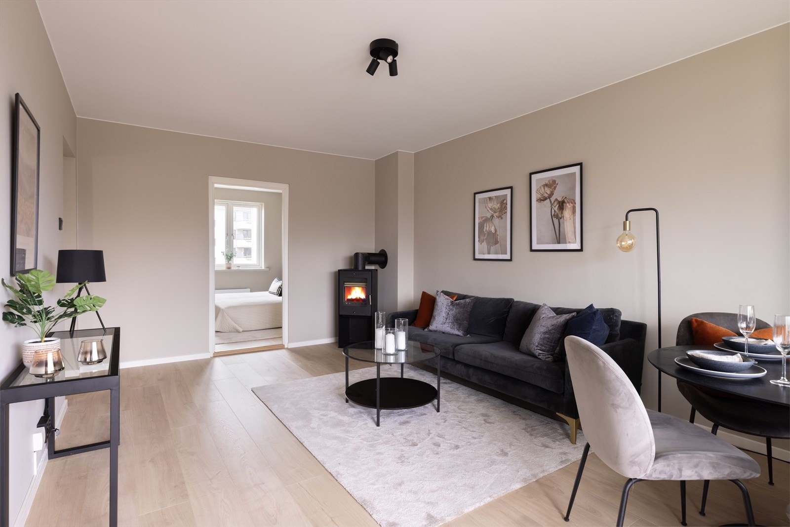 - Stuen har plass til hyggelig sofagruppe ved peisen - Galleribilde