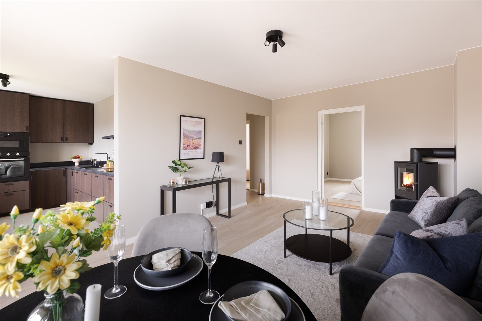 - Det er åpen kjøkkenløsning mot stuen som gir meget gode lysforhold - Galleribilde