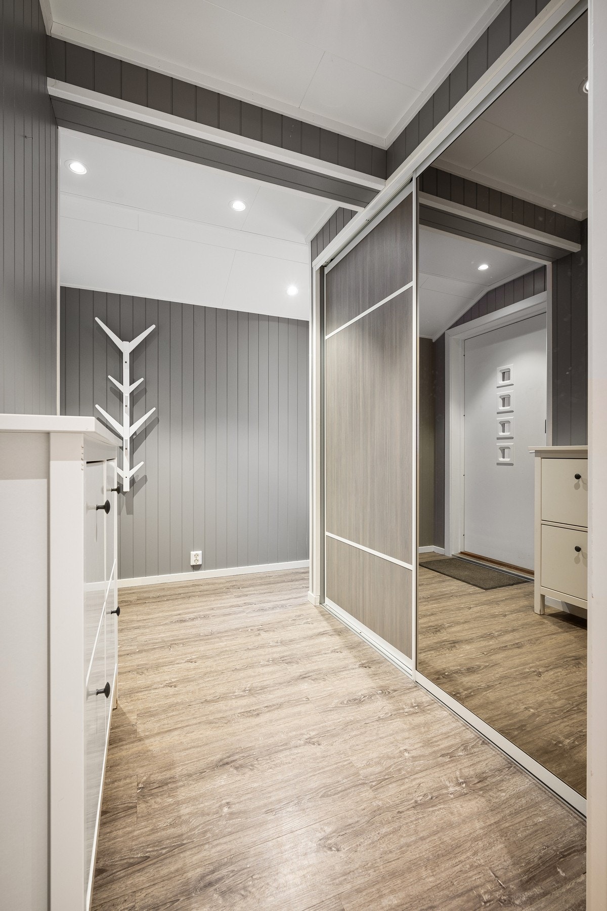 Skyvedørsgarderobe i entré gjør det enkelt å holde det ryddig Galleribilde