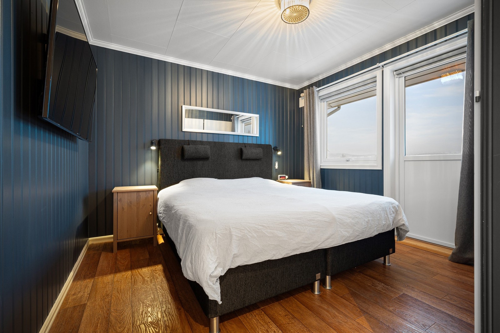 Hovedsoverom med god plass til dobbeltseng, malt i en sval og behagelig farge Galleribilde