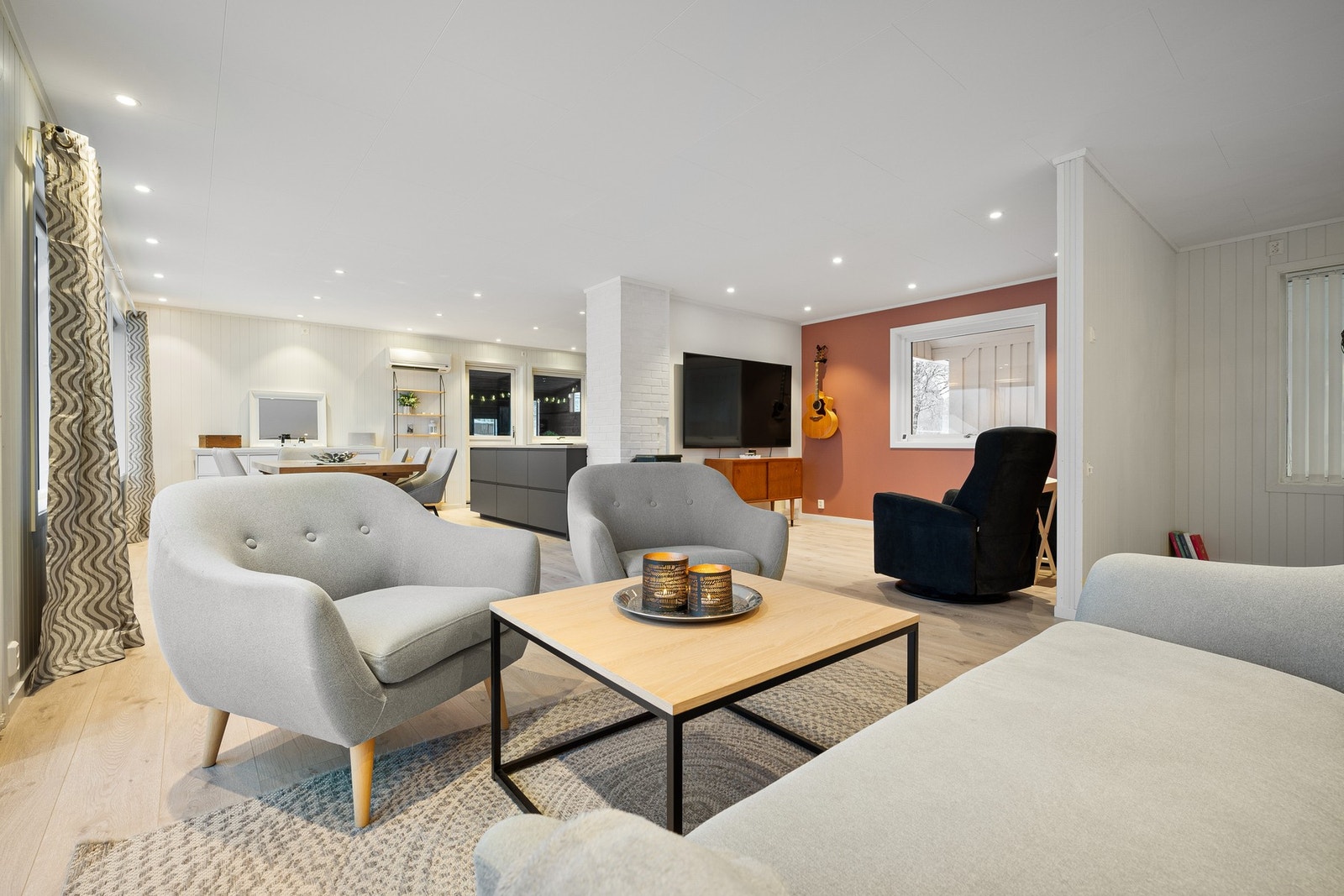 Lyse, pene overflater og spotlights i tak gir et moderne inntrykk Galleribilde