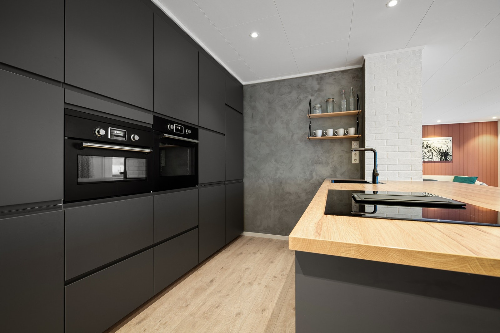 Stilrent med mørke, slette fronter og håndtaksfrie løsninger Galleribilde