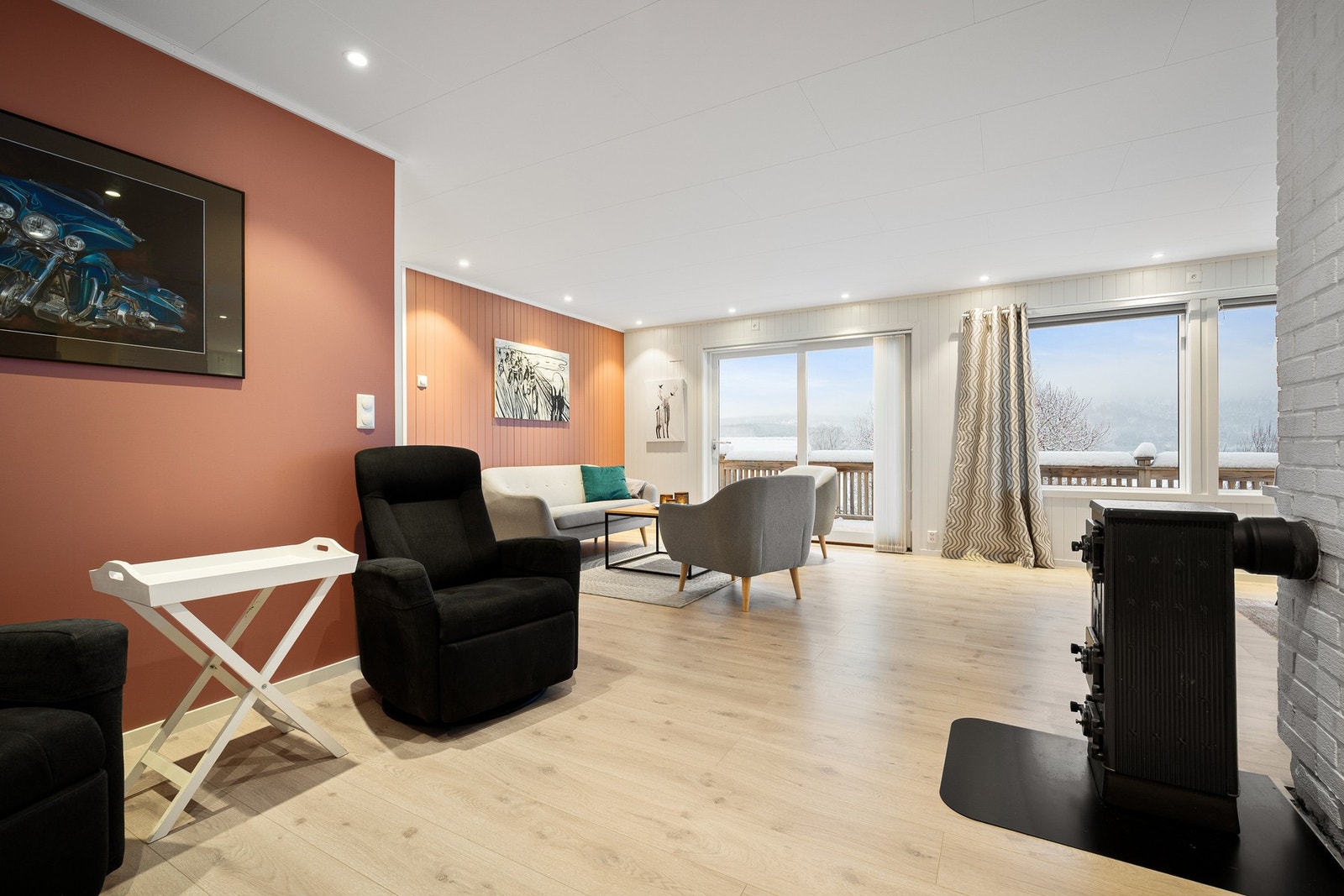 Med store vinduer i stuen, samt heve-/skyvedør ut til veranda, har du meget godt innslipp av naturlig lys Galleribilde