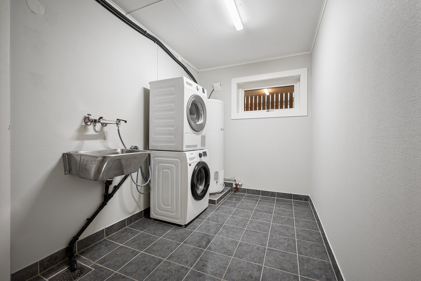 Vaskerommet inneholder skyllekar, opplegg for vaskemaskin samt varmtvannsbereder (elektriske varmekabler i gulv) Galleribilde