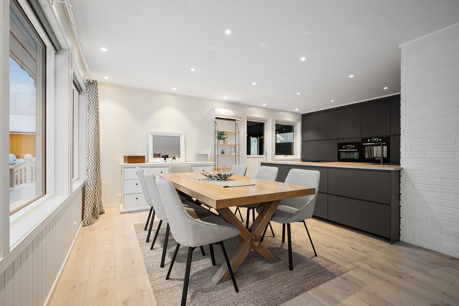 Fin tilknytning mellom spisestue og kjøkken, svært praktisk når du inviterer til middag Galleribilde