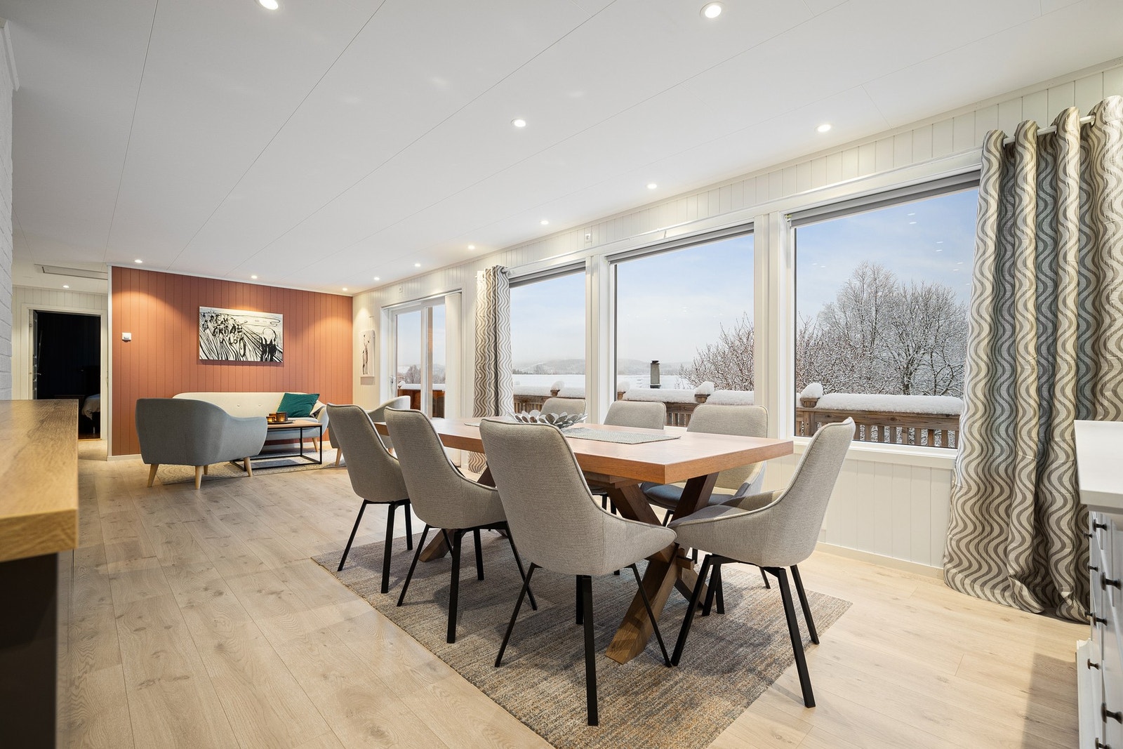 Her har du god plass til en stor spisestue Galleribilde