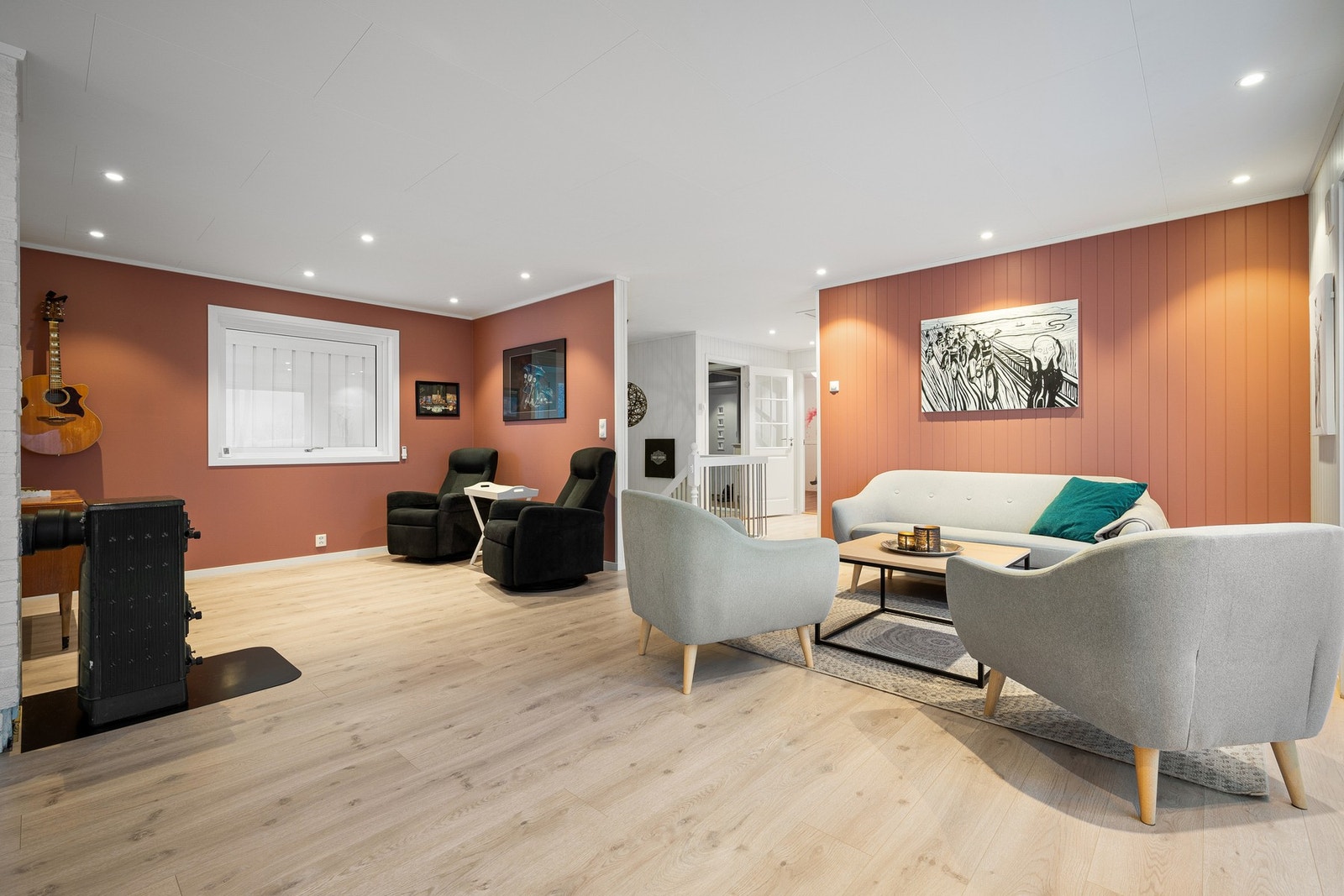 Kontrastvegger i stua tilfører en lun og god atmosfære i rommet Galleribilde