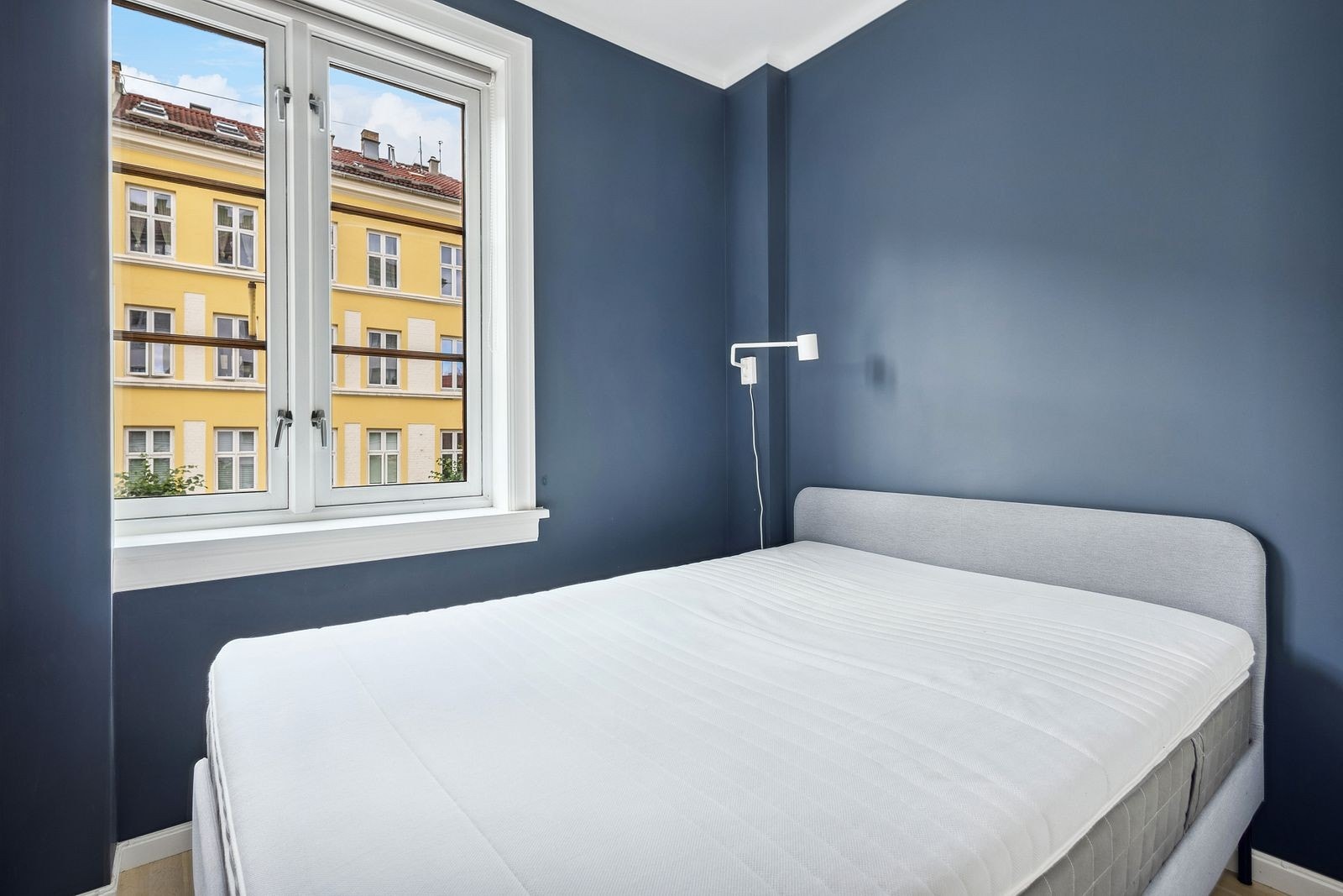 Soverom med plass til dobbeltseng Galleribilde