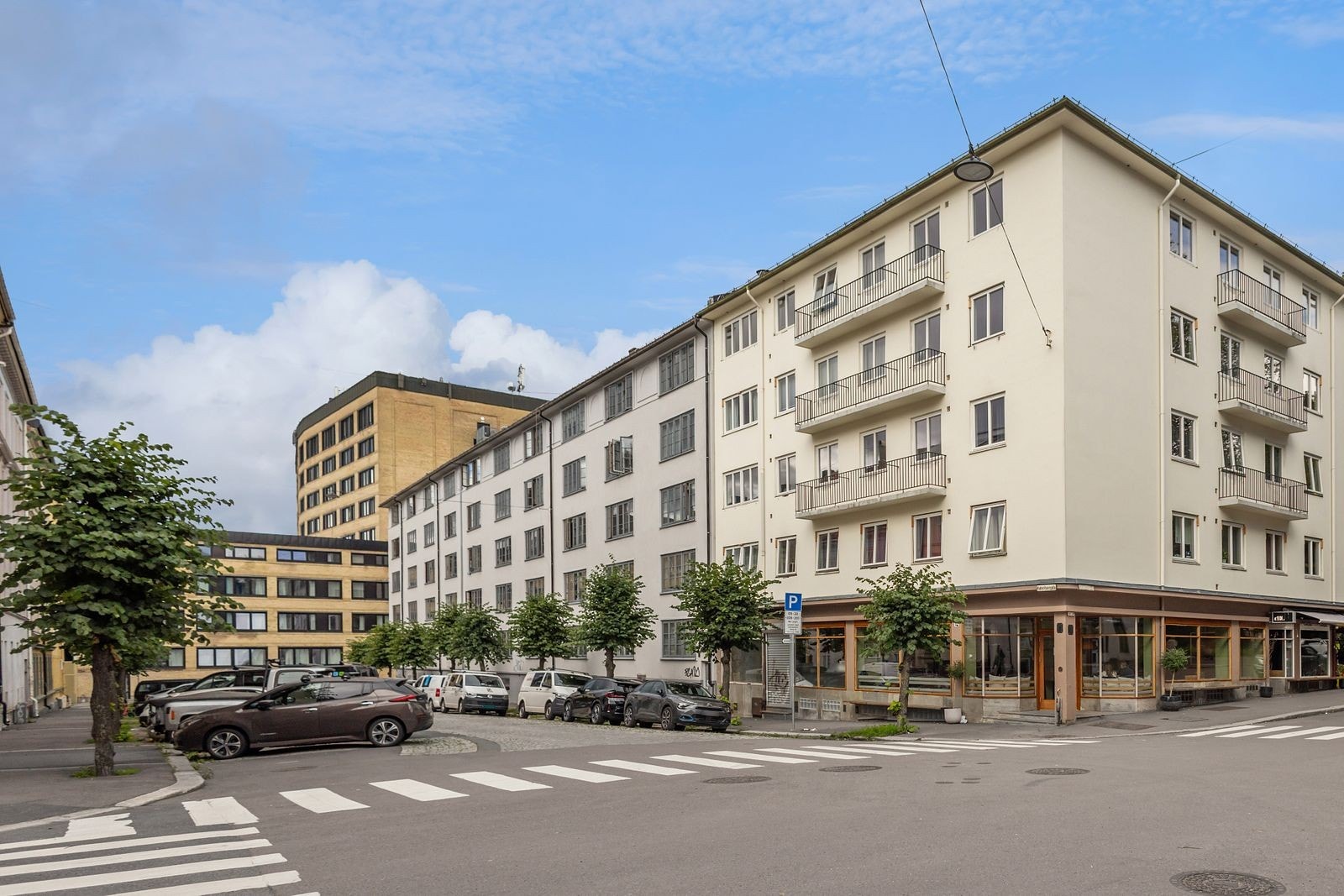 Fasade. Inngang fra andre siden Galleribilde