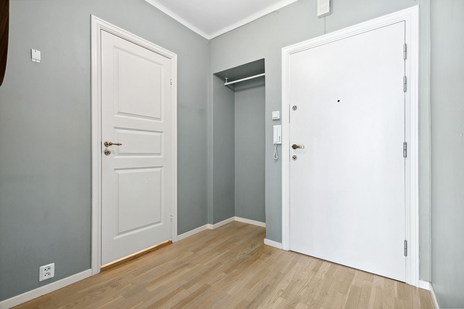 Romslig entré Galleribilde