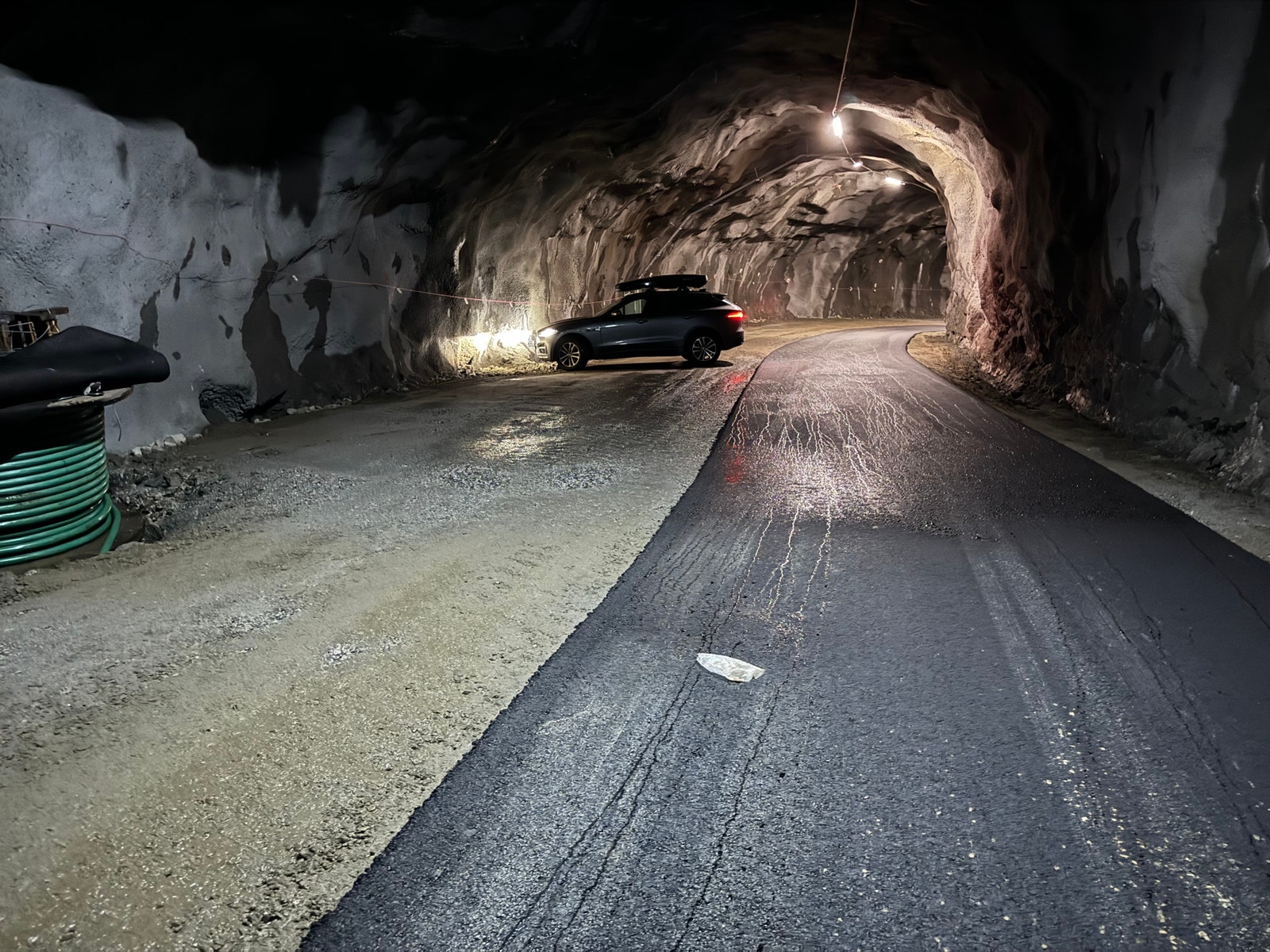 Her er det romslige, frostsikre parkeringsplasser i tunnelutløpet Galleribilde