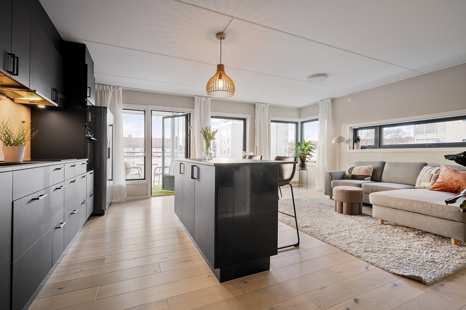 Innredningen består av integrerte hvitevarer fra Bosch, frittstående dobbelt kjøleskap, komfyrvakt, waterguard og ventilator tilkoblet felles anelgg. Galleribilde